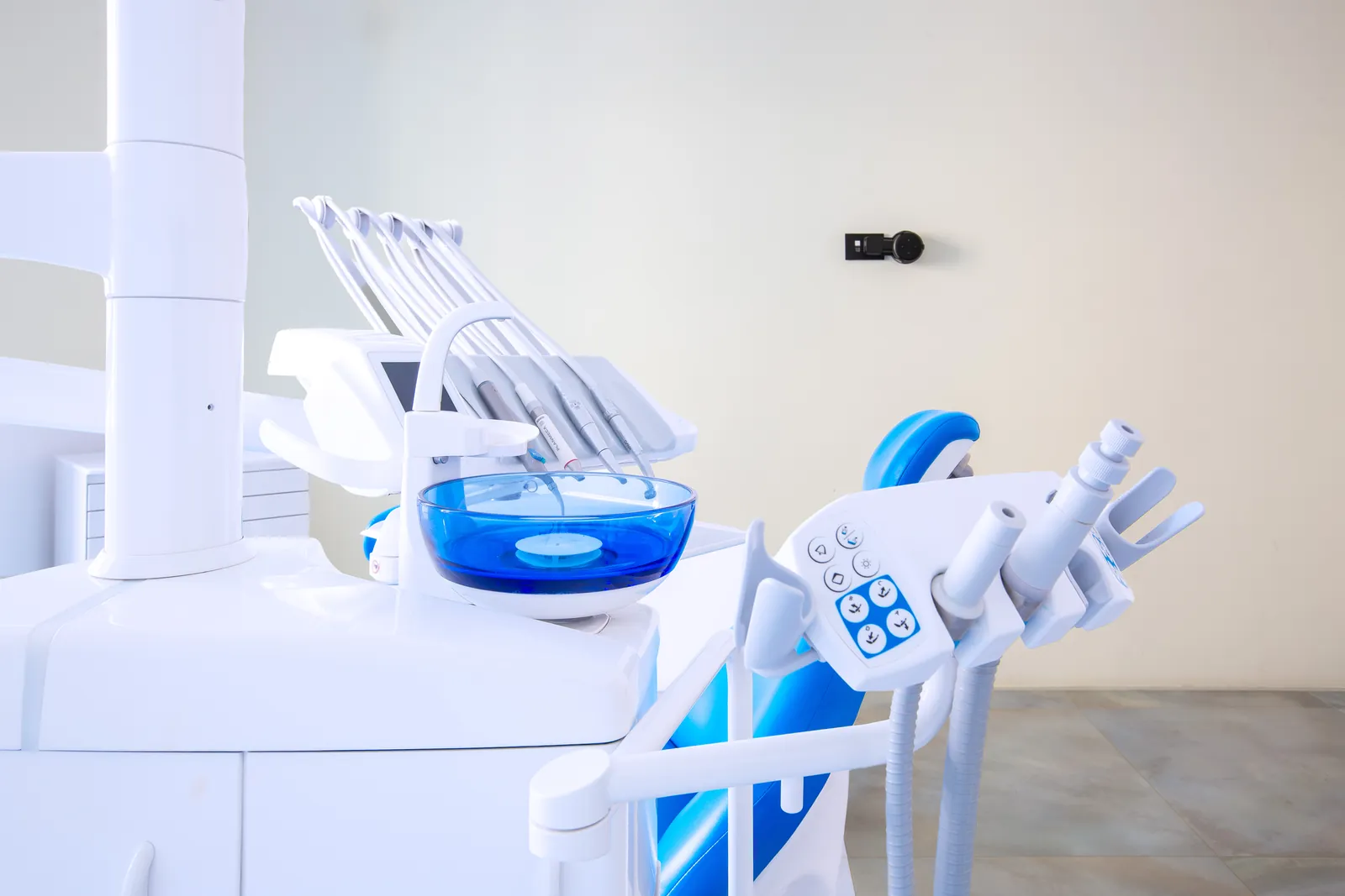 Dettaglio del riunito odontoiatrico bianco e blu