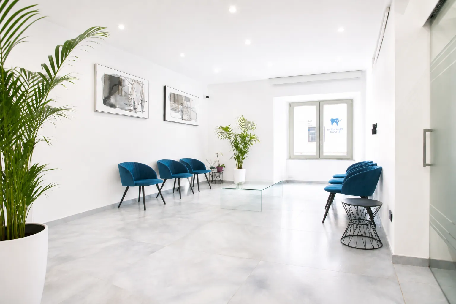 Seconda prospettiva della sala d’attesa con sedute blu